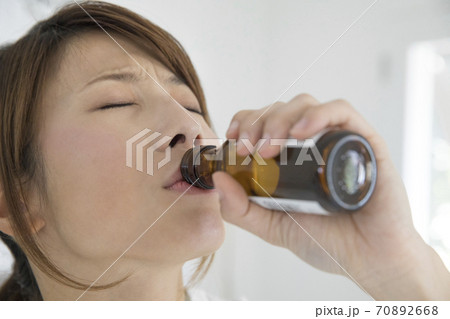 栄養ドリンクを飲む女性 栄養ドリンクを飲む女性 70892668
