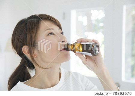 栄養ドリンクを飲む女性 栄養ドリンクを飲む女性 70892676