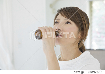 栄養ドリンクを飲む女性 70892683