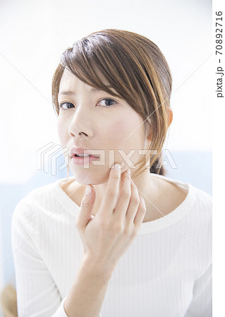 肌荒れに悩む女性の写真素材 肌荒れに悩む女性の写真素材
