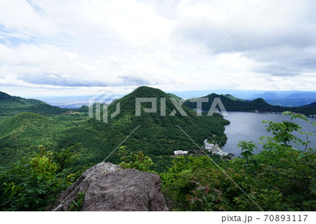 群馬県榛名山の烏帽子ケ岳山頂から榛名富士方面を見る 群馬県榛名山の烏帽子ケ岳山頂から榛名富士方面を見る 70893117