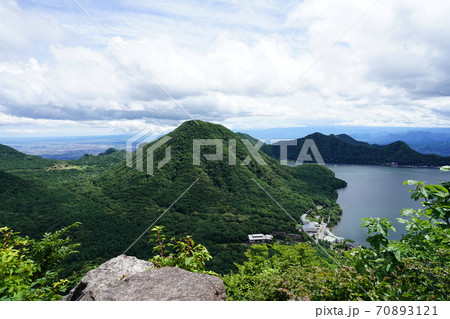 群馬県榛名山の烏帽子ケ岳山頂から榛名湖方面を見る 群馬県榛名山の烏帽子ケ岳山頂から榛名湖方面を見る 70893121
