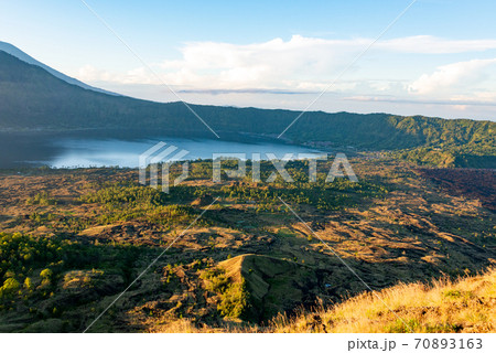 バトゥール山の朝 70893163