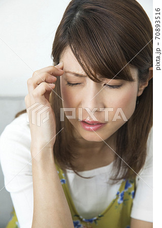 頭痛の女性 70893516