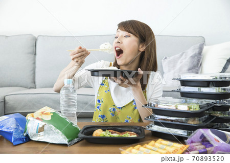 大食いの女性 70893520