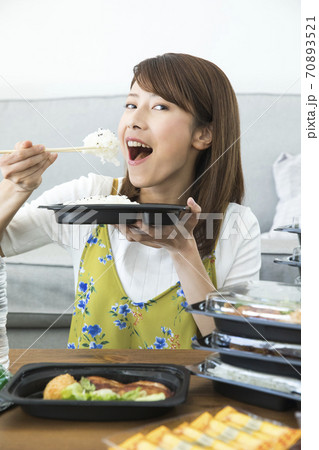 大食いの女性 70893521