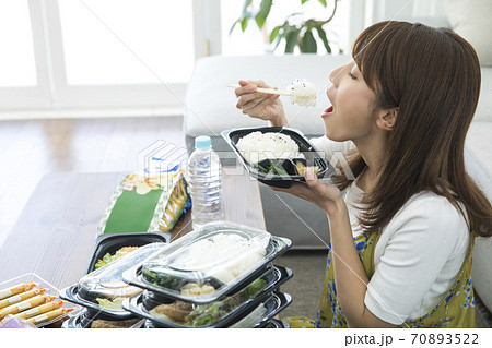 大食いの女性 70893522