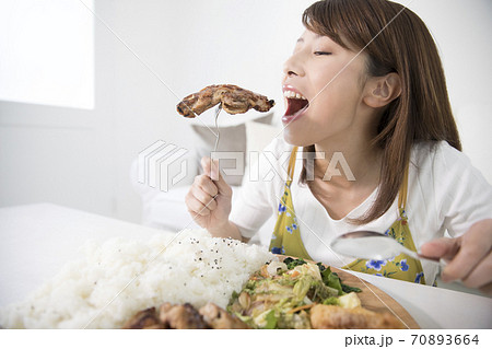大食いの女性 大食いの女性 70893664
