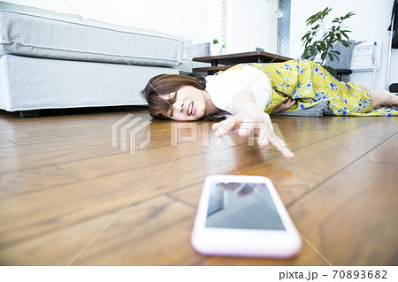 倒れる女性の写真素材 7036