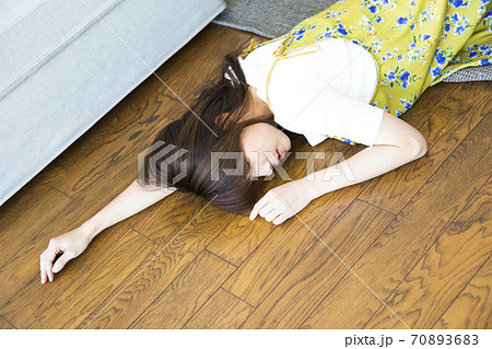 倒れる女性の写真素材 7036