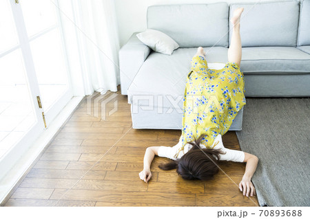倒れる女性 70893688