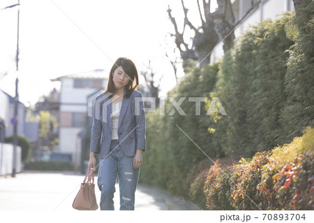 落ち込む女性 70893704