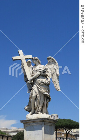 ローマの十字架を持つ天使 70894320