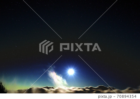 雲の上で輝く月と星空 70894354