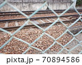 フェンスの向こうの線路 70894586