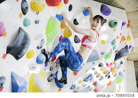 ボルダリングする女性 70895038