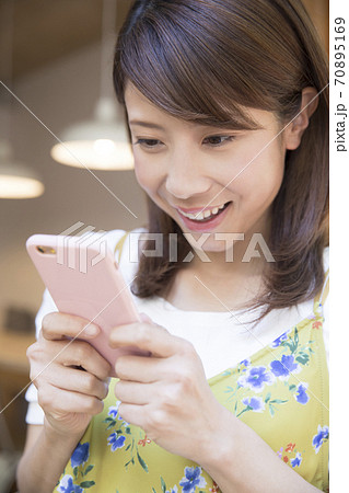 メールする女性 メールする女性 70895169