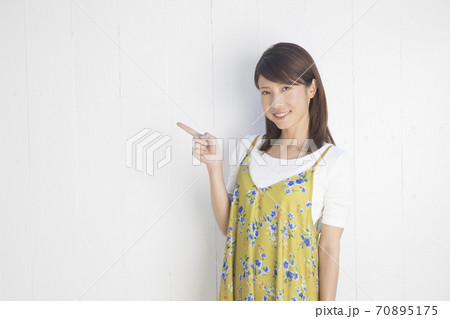指差しする女性 70895175