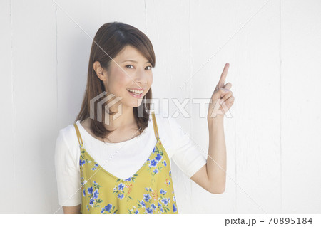 指差しする女性 指差しする女性 70895184