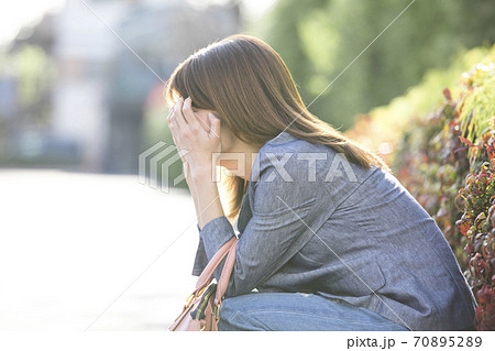落ち込む女性の写真素材 7052