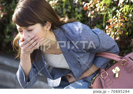 具合が悪い女性 70895294