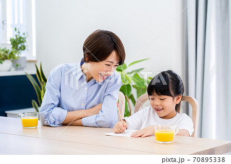 リビングで宿題をやっている親子。 リビングで宿題をやっている親子。 70895338