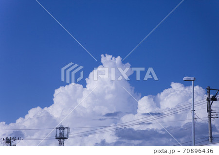 夏の青空を覆う雲と鉄塔 夏の青空を覆う雲と鉄塔 70896436