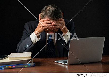 ビジネスイメージ  悩む男性 70896968