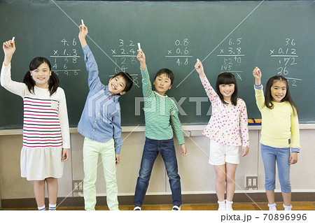 黒板に書く小学生 70896996