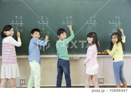 黒板に書く小学生 70896997