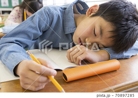 居眠りする小学生 居眠りする小学生 70897285