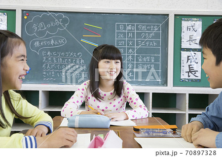 グループ学習をする小学生 グループ学習をする小学生 70897328