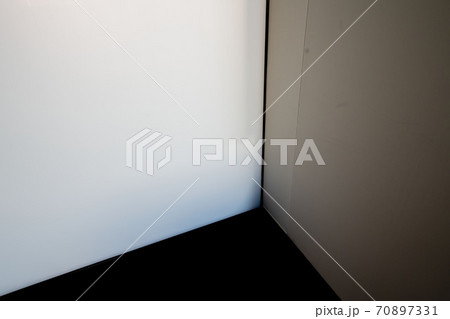 美しい白い壁の隅/角 美しい白い壁の隅/角 70897331
