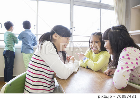 小学校の休み時間 70897431