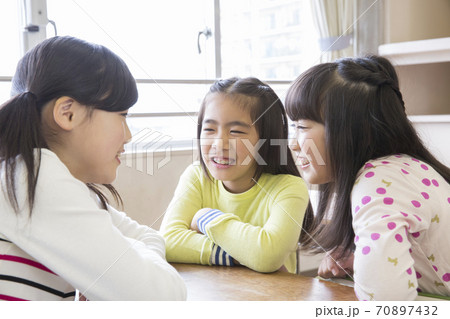 小学校の休み時間 70897432