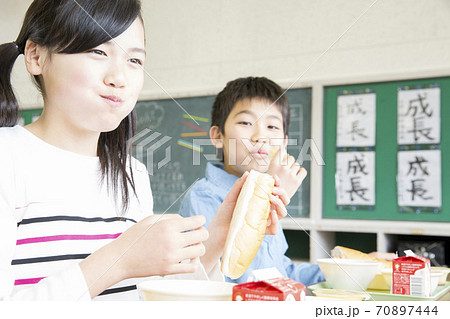 給食を食べる小学生 給食を食べる小学生 70897444