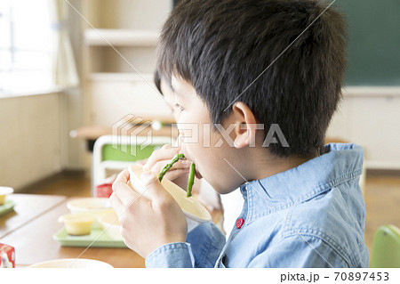 給食を食べる小学生 給食を食べる小学生 70897453