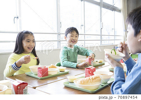 給食を食べる小学生 給食を食べる小学生 70897454