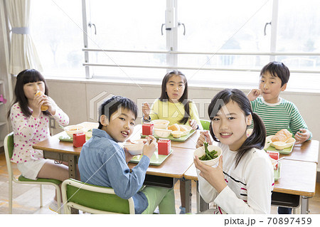 給食を食べる小学生 給食を食べる小学生 70897459