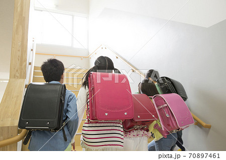 階段を上る小学生 階段を上る小学生 70897461