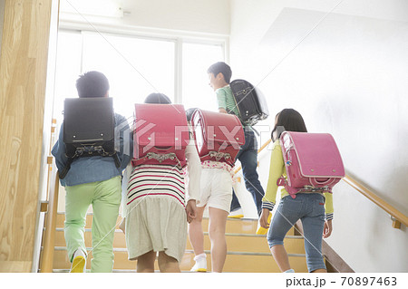 階段を上る小学生 階段を上る小学生 70897463