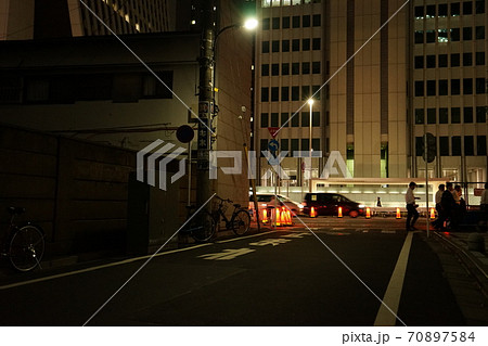 東京夜景/港区麻布十番路地裏からの六本木ヒルズ 東京夜景/港区麻布十番路地裏からの六本木ヒルズ 70897584