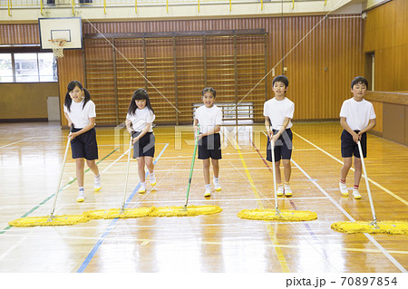 体育館を掃除する小学生の写真素材 [70897854] - PIXTA