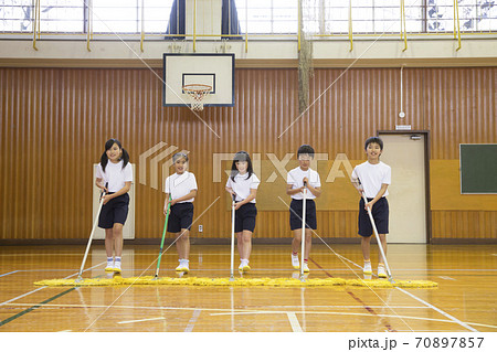 体育館を掃除する小学生 70897857