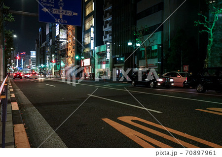 夜の新宿 ネオン街 青梅街道 アスファルトの写真素材