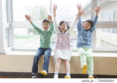 万歳をする小学生 万歳をする小学生 70898064