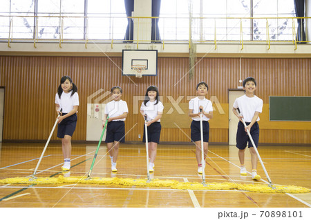 体育館を掃除する小学生の写真素材 [70898101] - PIXTA