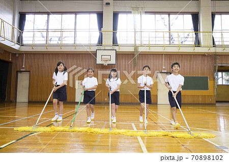 体育館を掃除する小学生の写真素材 [70898102] - PIXTA