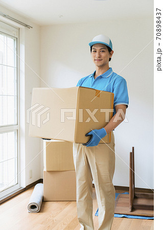 引越業者_男性スタッフ 70898437