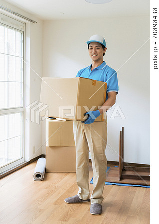 引越業者_男性スタッフ 70898438